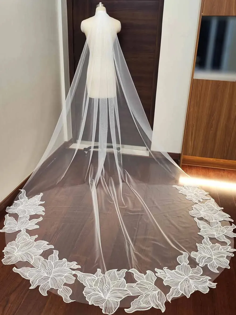 Romantic Floral Lace Wedding Veil with Comb Single Layer 3 Meters Long Bridal Accessory